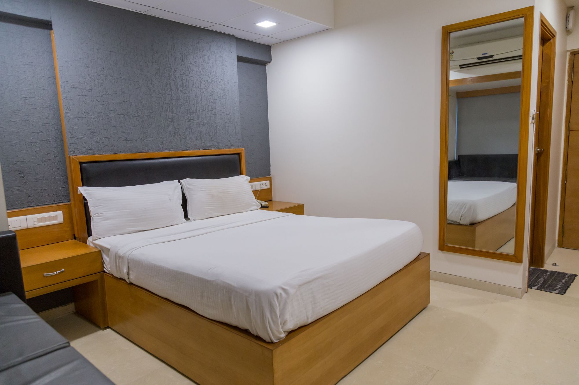 The Silver Leaf Hotel Amhedabad Dış mekan fotoğraf